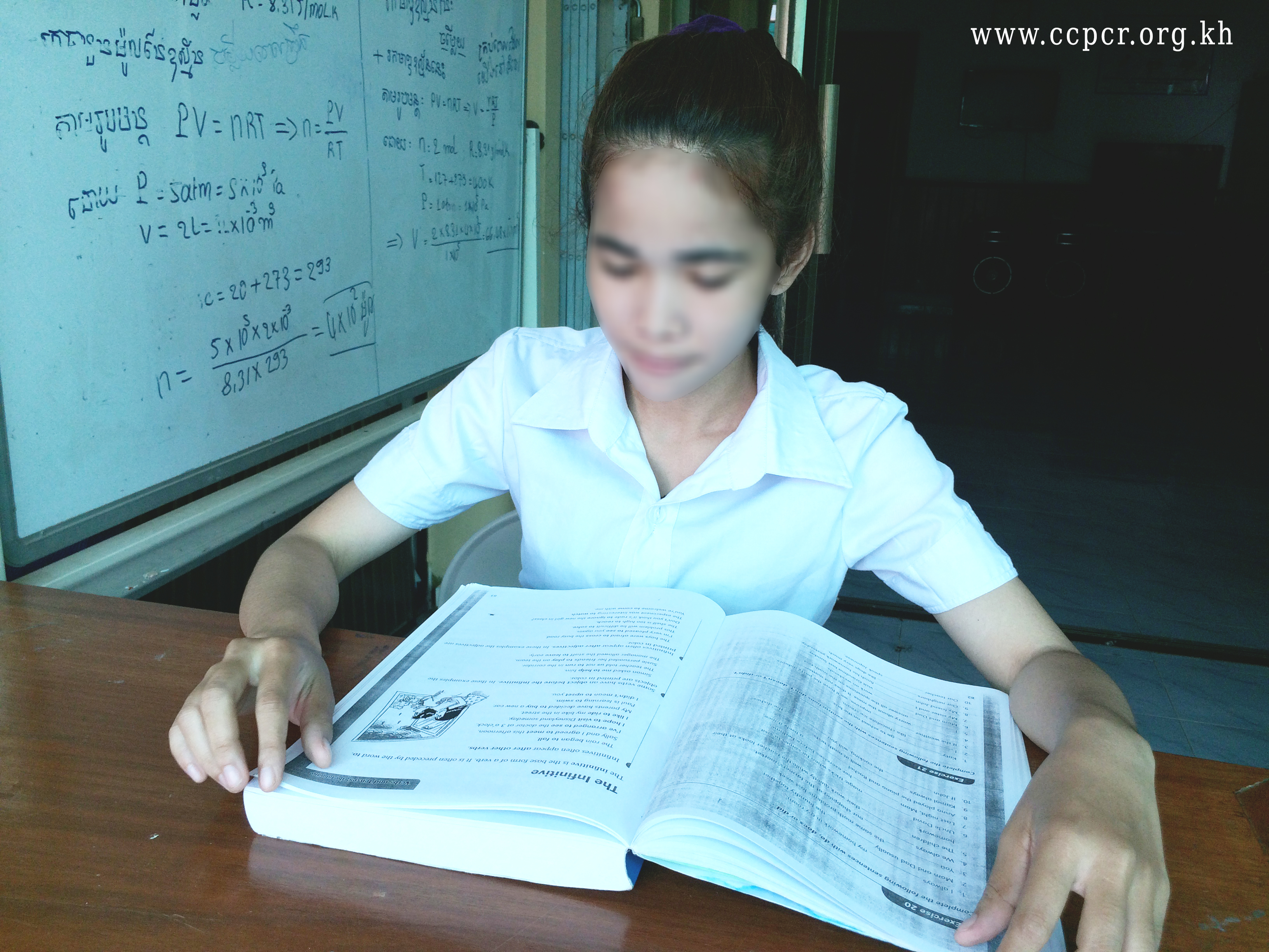 Child is reading in Shelter